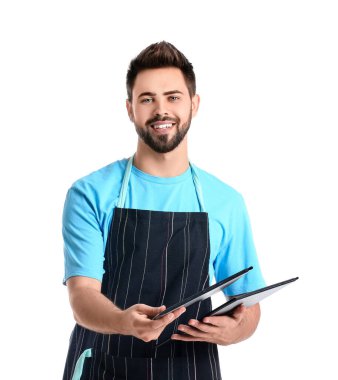 Beyaz arka planda menü tutan genç garson