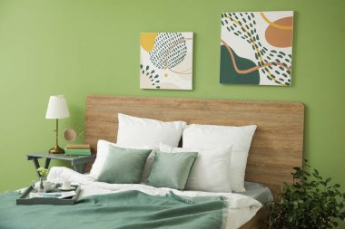 Modern yatak odasının iç dekorasyonu.