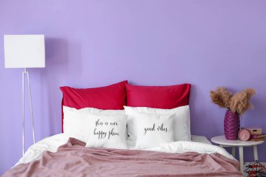 Modern yatak odasının iç dekorasyonu.