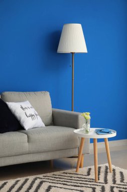 Oturma odasında şık bir masa ve kanepe.