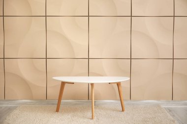 Odadaki duvarın yanındaki şık masa.