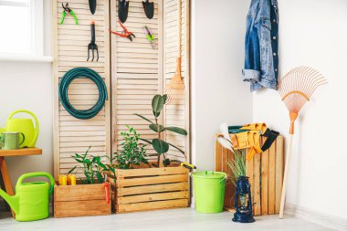 Ahırda farklı bahçe malzemeleri var.