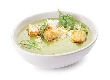 Beyaz zemin üzerinde lezzetli ıspanak çorbası olan kase.