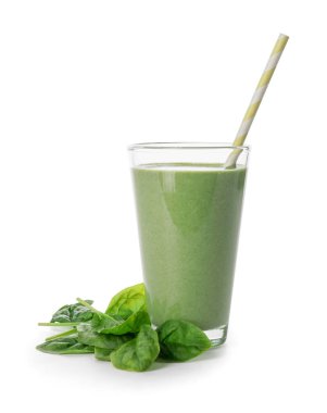 Beyaz arka planda bir bardak sağlıklı ıspanaklı içecek.