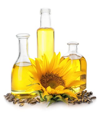 Beyaz arka planda yağ, tohum ve ayçiçeği şişeleri