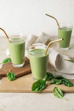 Işık masasında sağlıklı ıspanaklı smoothie.