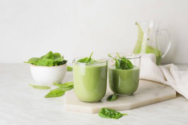 Işık masasında sağlıklı ıspanaklı smoothie.