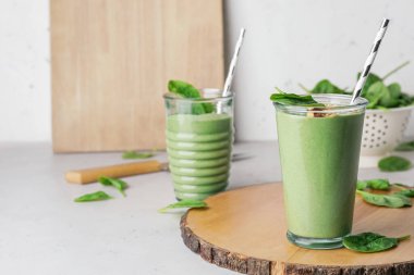 Işık masasında sağlıklı ıspanaklı smoothie.