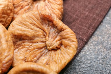 Lezzetli kurutulmuş incirler masada, yakın plan.