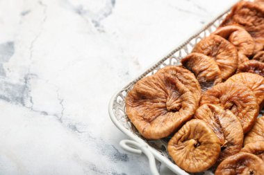 Masada lezzetli kurutulmuş incir tepsisi.