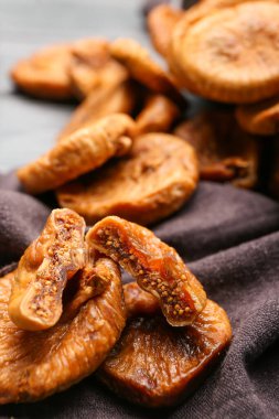 Lezzetli kurutulmuş incirler masada, yakın plan.