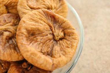 Hafif arka planda lezzetli kurutulmuş incirler.