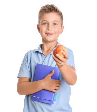 Beyaz arka planda elma taşıyan öğrenci.