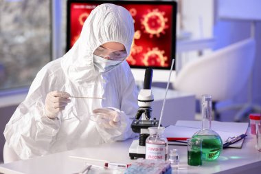 Laboratuvarda numuneyle çalışan bilim adamı.