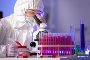 Bilimadamı laboratuvarda covid-19 aşısı geliştiriyor