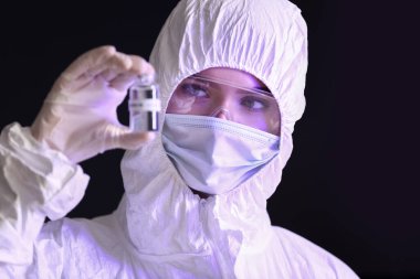 Laboratuvarda covid-19 aşısı olan bilim adamı.