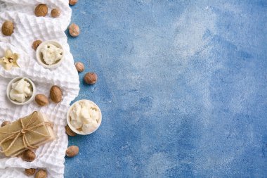 Arka planda tereyağı ve havlu olan kaseler