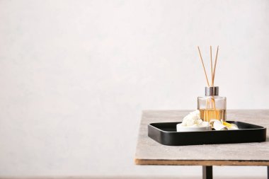 Aroma yağı ayırıcı ve masa üzerinde Shea yağı