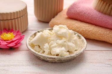 Tabakta tereyağı ve banyo malzemeleri var.