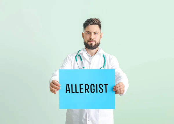Retrato Del Médico Masculino Sosteniendo Póster Con Texto Alergista Sobre —  Fotos de Stock