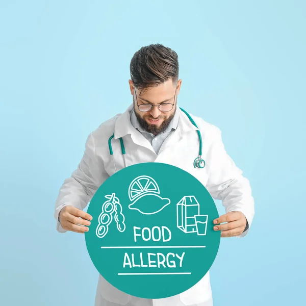 男性医師保持ポスターの肖像とともにテキスト Food Allergy Color Background — ストック写真