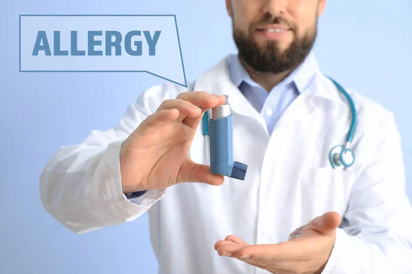 Médico Varón Con Inhalador Texto Alergía Sobre Fondo Color —  Fotos de Stock