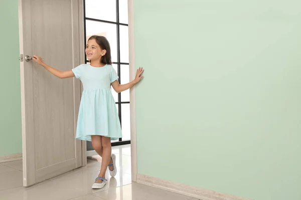 Cute Little Girl Standing Doorway — Stock Photo, Image