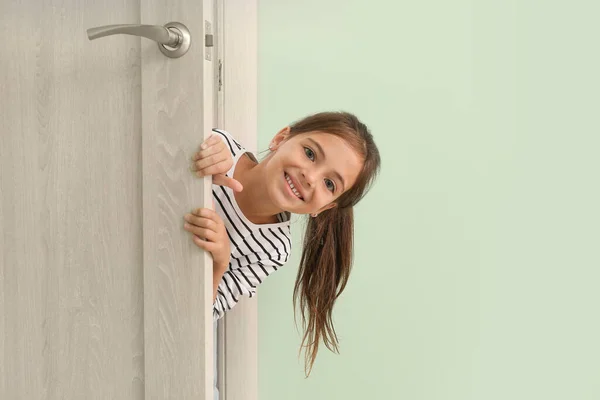Симпатична Маленька Дівчинка Дивиться Двері — стокове фото