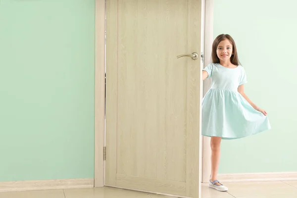 Cute Little Girl Standing Doorway — Stock Photo, Image