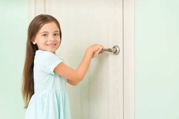 Cute Little Girl Opening Door — Stock Photo, Image