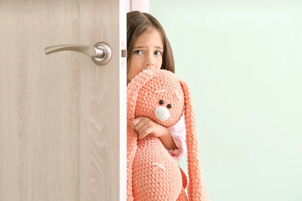 Scared Little Girl Looking Out Door — Stock Photo, Image