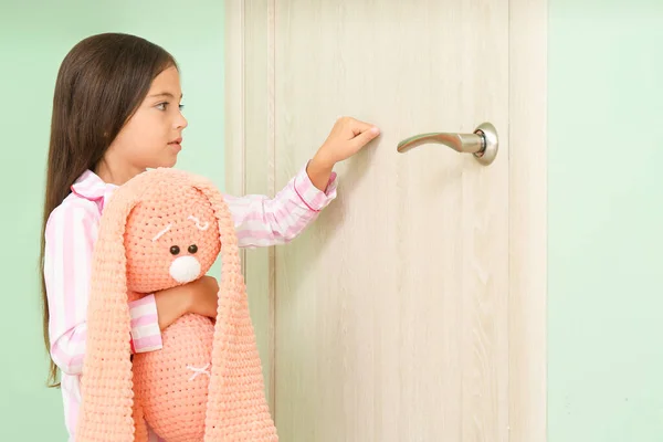 Cute Little Girl Pukanie Drzwi — Zdjęcie stockowe
