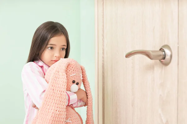 Налякана Маленька Дівчинка Стоїть Біля Закритих Дверей — стокове фото