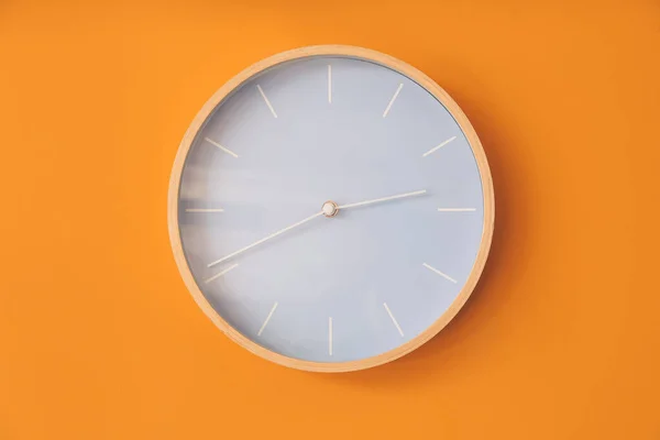 Relógio Moderno Pendurado Parede Cor — Fotografia de Stock
