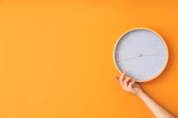 Mano Femenina Con Reloj Pared Color —  Fotos de Stock