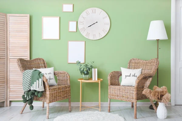 Interior Ruangan Modern Dengan Kursi Wicker — Stok Foto