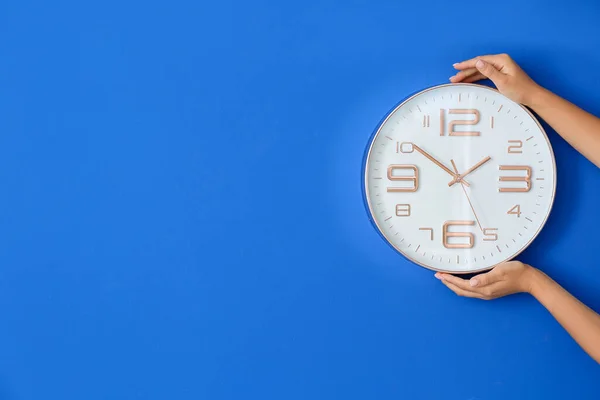 Weibliche Zeiger Mit Uhr Der Farbwand — Stockfoto