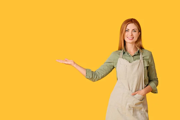 Schöne Junge Frau Zeigt Etwas Auf Farbigem Hintergrund — Stockfoto