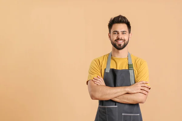 Önlük Giyen Genç Bir Adam — Stok fotoğraf