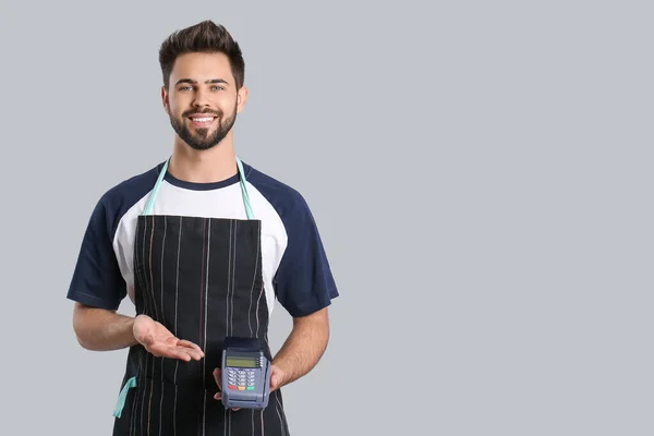 Junger Mann Mit Zahlungsterminal Auf Grauem Hintergrund — Stockfoto