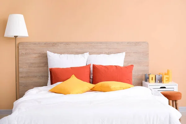 Comfortabel Bed Buurt Van Kleur Muur — Stockfoto