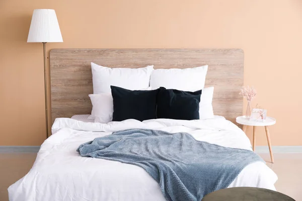 Comfortabel Bed Buurt Van Kleur Muur — Stockfoto