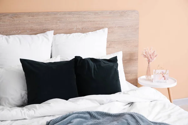 Comfortable Bed Color Wall — Stock Photo, Image