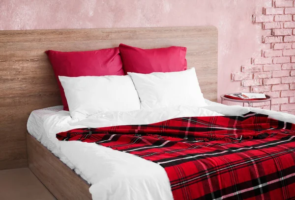 Renk Duvarının Yanında Rahat Bir Yatak — Stok fotoğraf