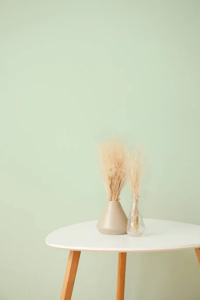 Tabela Elegante Com Vasos Perto Parede Cor — Fotografia de Stock