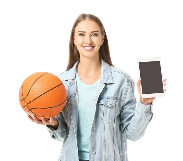 白い背景にタブレットコンピュータとボールを持つ美しい女性 スポーツベットの概念 — ストック写真