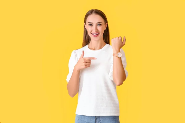 Schöne Frau Mit Armbanduhr Auf Farbigem Hintergrund — Stockfoto