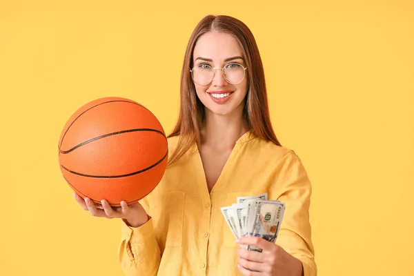 Hermosa Mujer Con Bola Dinero Fondo Color Concepto Apuesta Deportiva —  Fotos de Stock