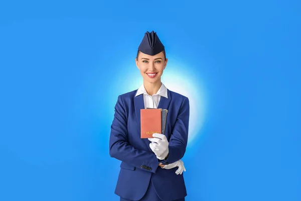 Schöne Stewardess Mit Pässen Auf Farbigem Hintergrund — Stockfoto