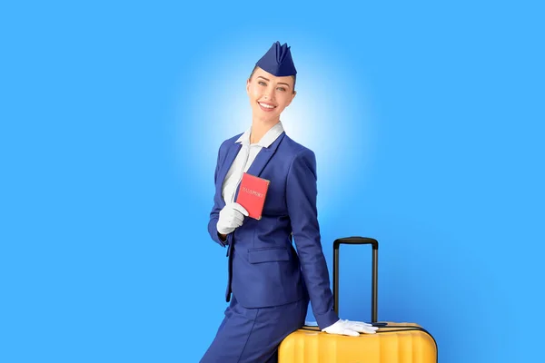 色の背景にパスポートとスーツケース付きの美しいスチュワーデス — ストック写真